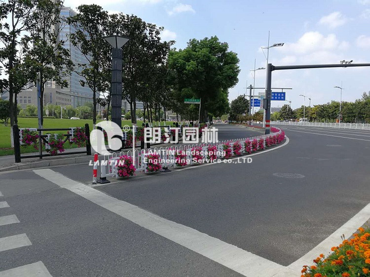 护栏绿化�？榛ㄅ�